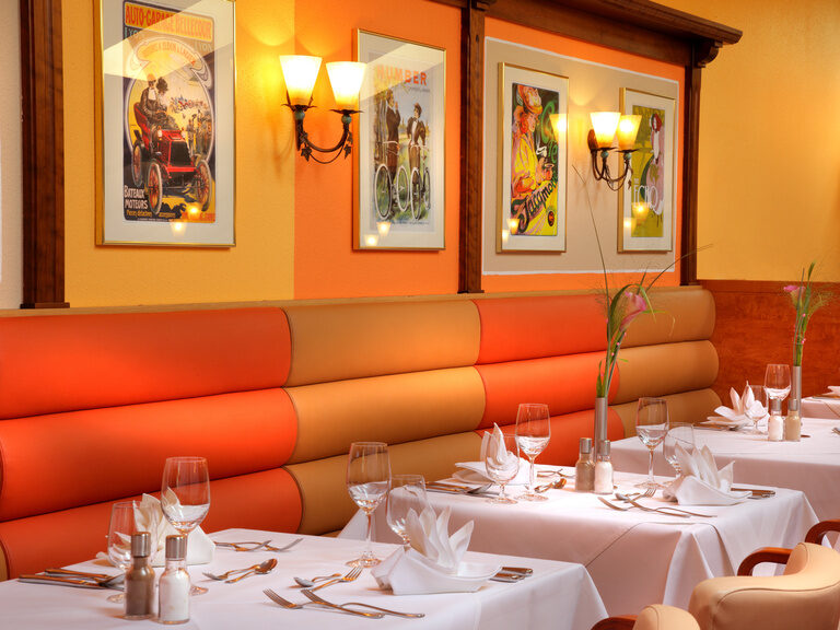 Ein stilvoll eingerichtetes Restaurant mit eleganten Tischen und Stühlen im Thermenhotel Hofmark.
