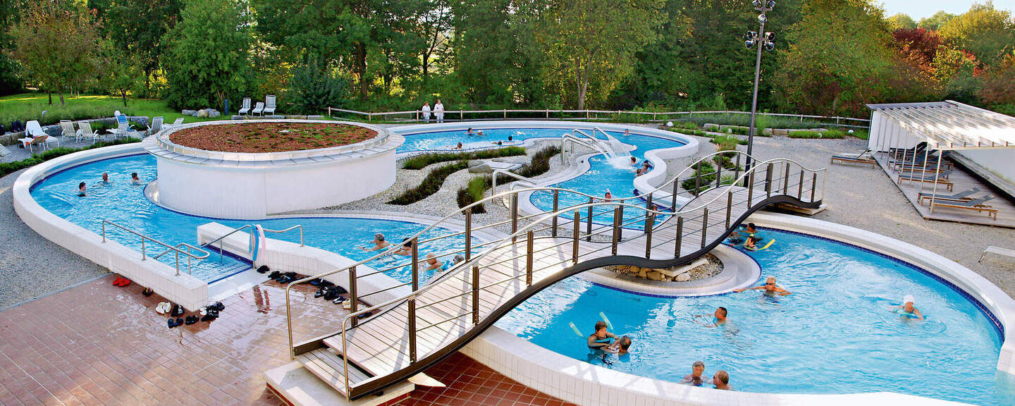 &Uuml;ber den Thermenbach in der Rottal Therme f&uuml;hrt eine Br&uuml;cke.