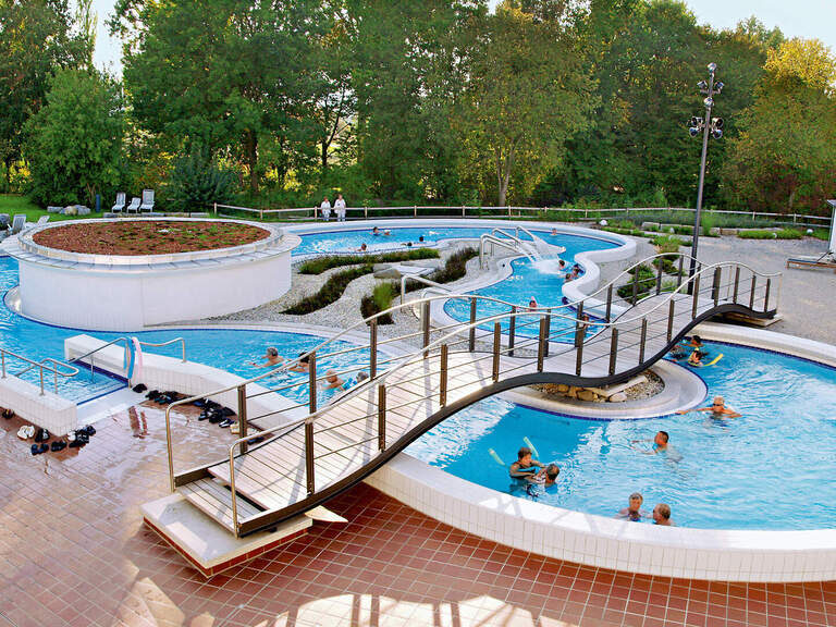 Über den Thermenbach in der Rottal Therme führt eine Brücke.