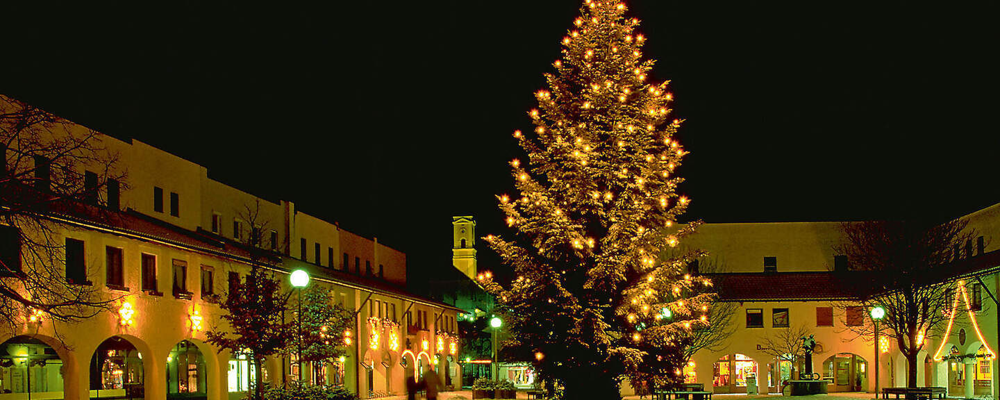 Auf dem Marktplatz in Bad Birnbach steht ein großer Weihnachtsbaum