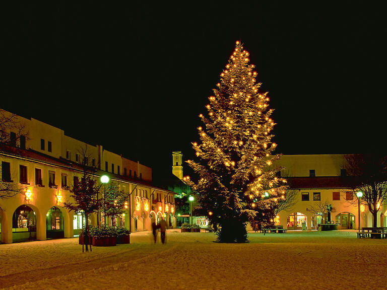 Auf dem Marktplatz in Bad Birnbach steht ein großer Weihnachtsbaum