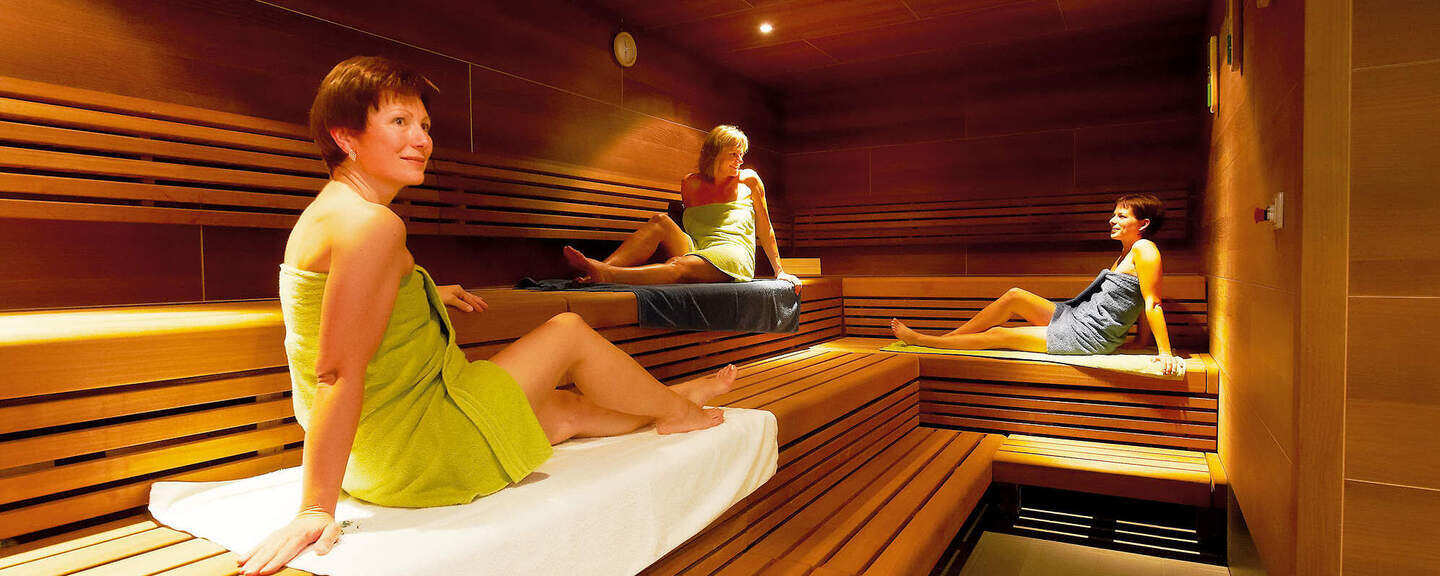 Drei Frauen liegen in der Kräutersauna der Rottal Therme