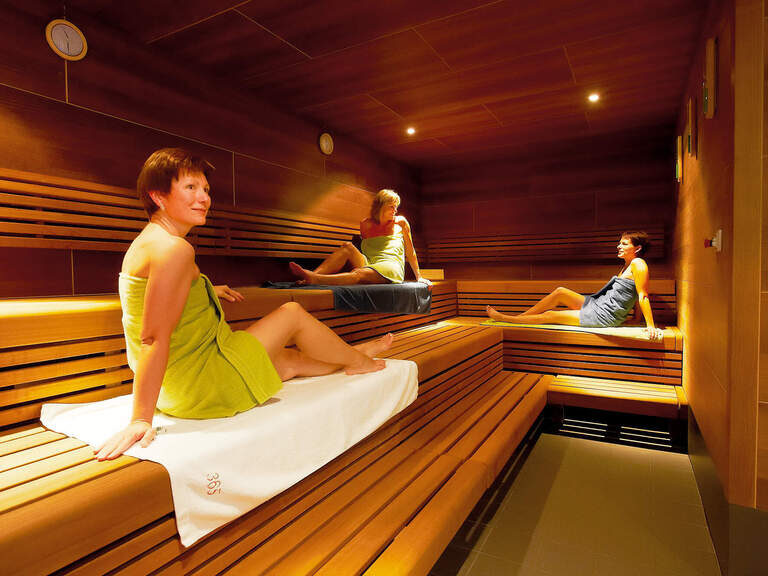 Drei Frauen liegen in der Kräutersauna der Rottal Therme